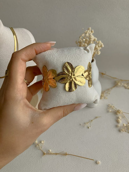 Sumiere Golden Bloom Bracelet & Ring Set