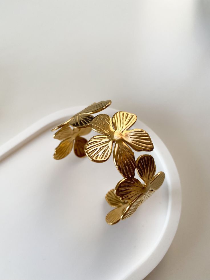 Sumiere Golden Bloom Bracelet & Ring Set