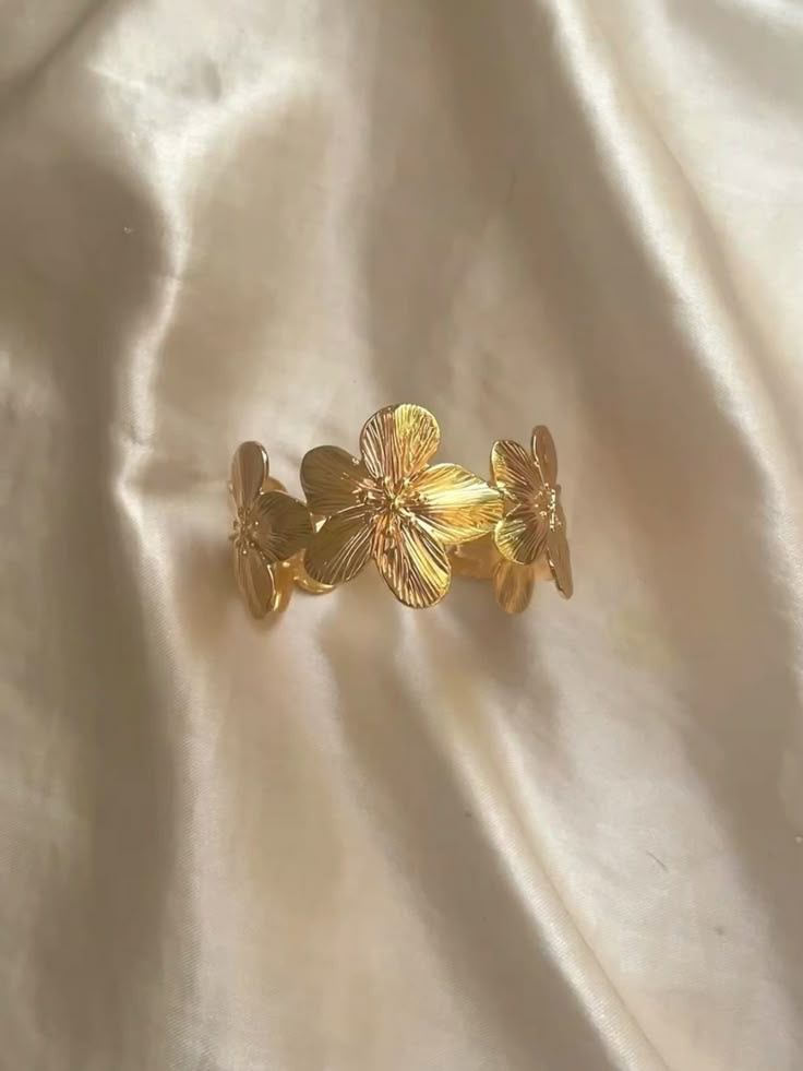 Sumiere Golden Bloom Bracelet & Ring Set